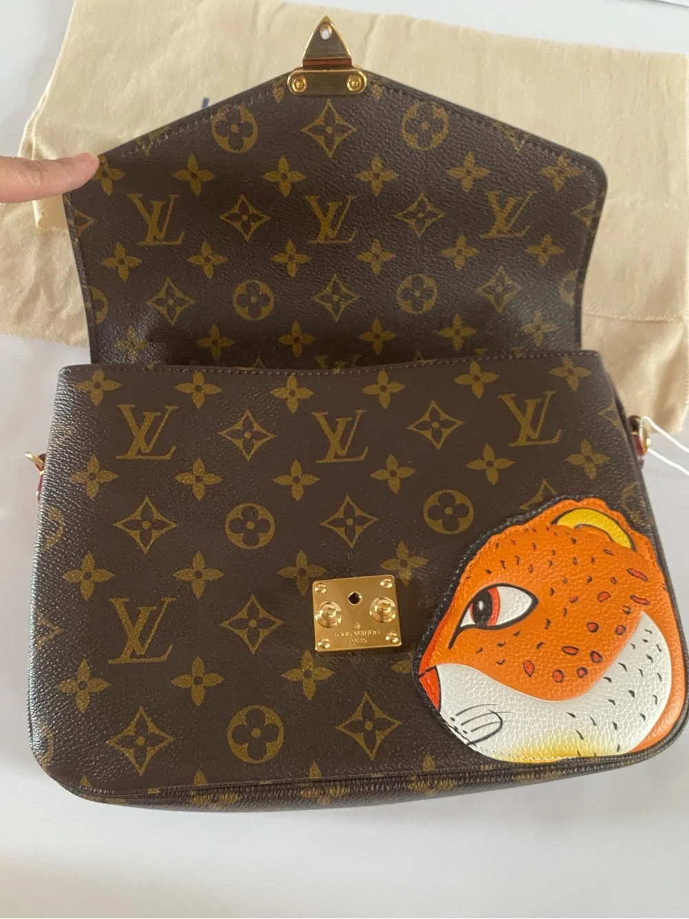 Louis Vuitton pochette Metis (tiger face)